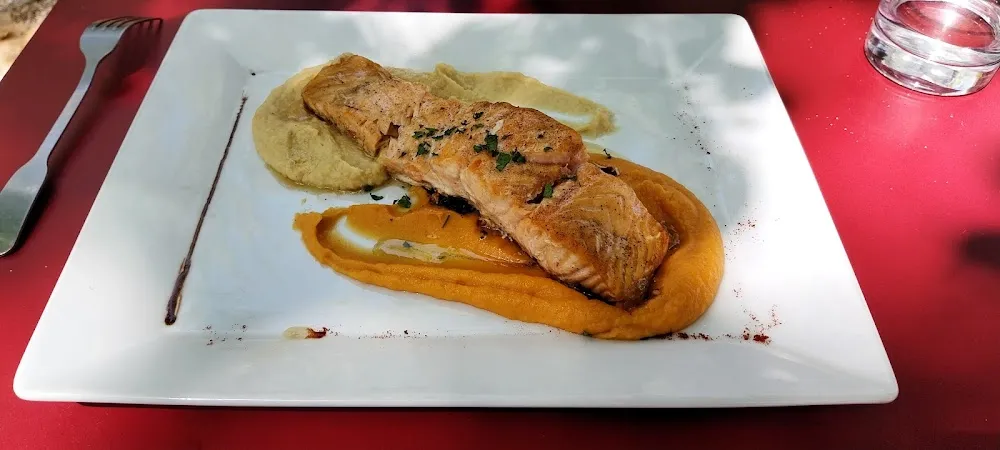 Dos de Saumon Et Son Duo de Patates Douces Et Pois Chiches